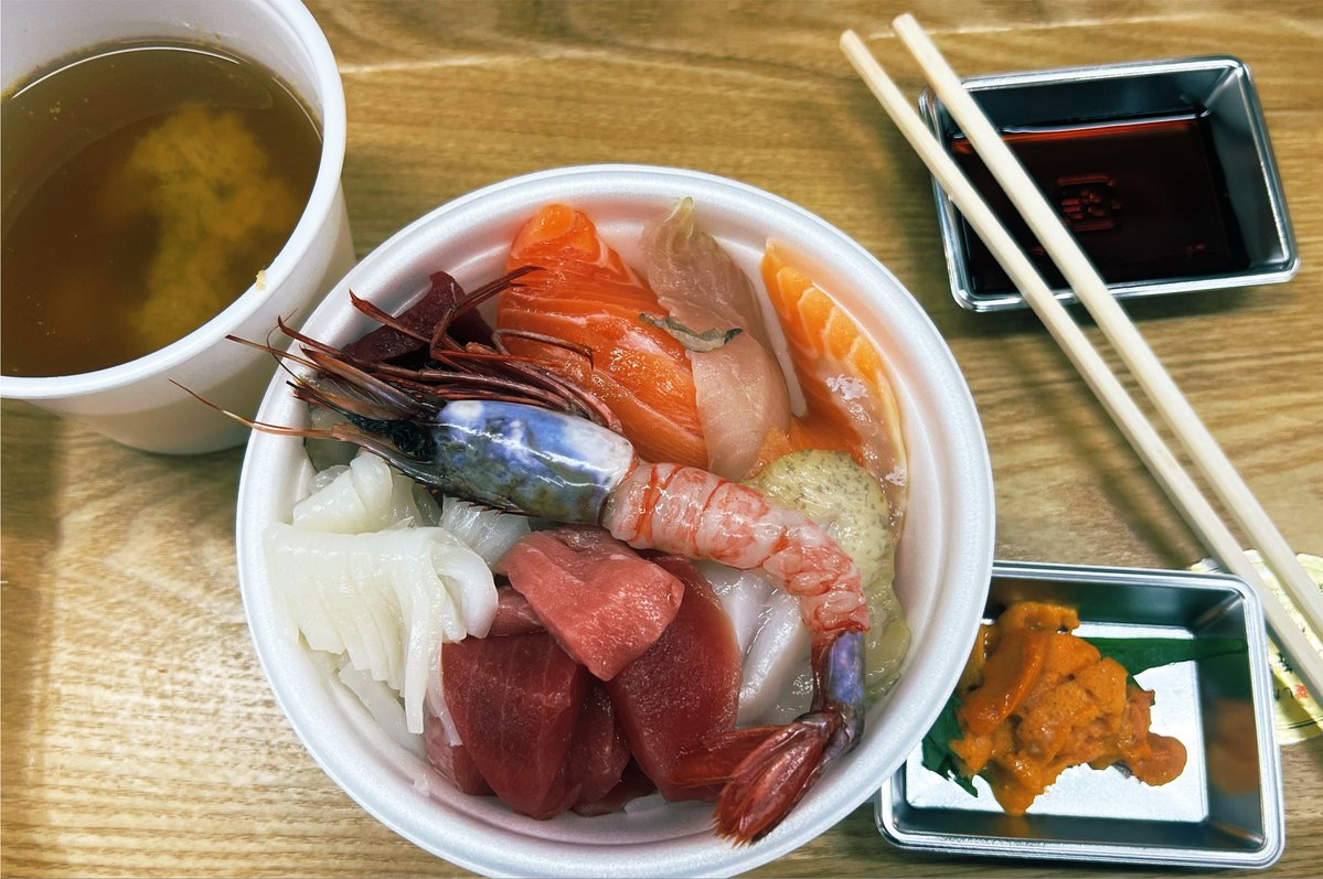 emineconico's tweet photo. 釧路の朝は和商市場で勝手丼🐟
値段気にしないで選びすぎて、ご飯の上がもりもり🤣
ウニ乗り切れなーい笑
カニ汁もお出汁が出ていて美味しい💕 https://t.co/Vgf5IDkIZo