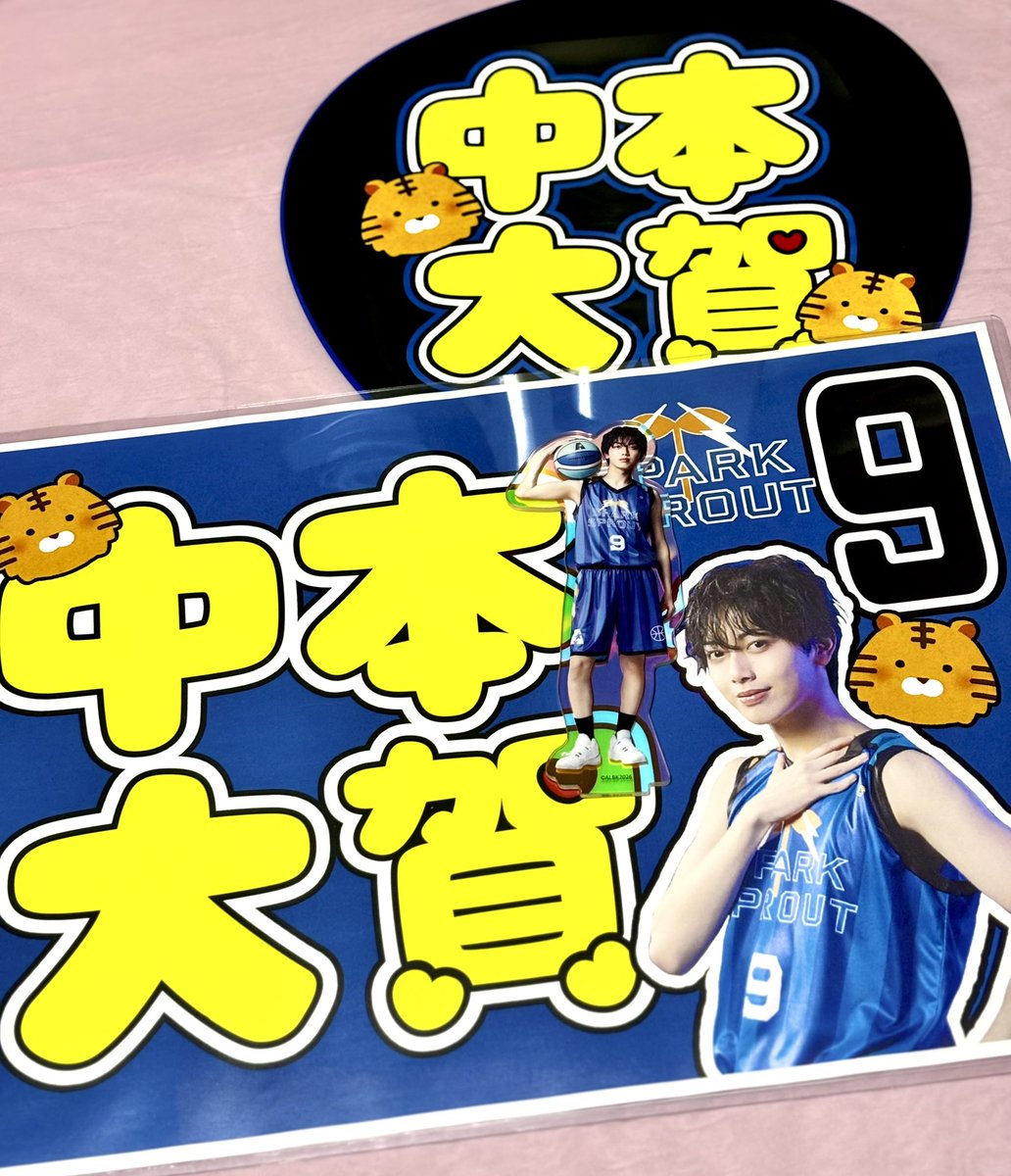 sab_prox's tweet photo. 今回の応援ボードとうちわ
ボードいっぱい褒め褒めしてもらえたので作ってよかった（うちわは結局写真撮る時しか使わなかったけど楽しかったケド） https://t.co/pjh5p4M2CF