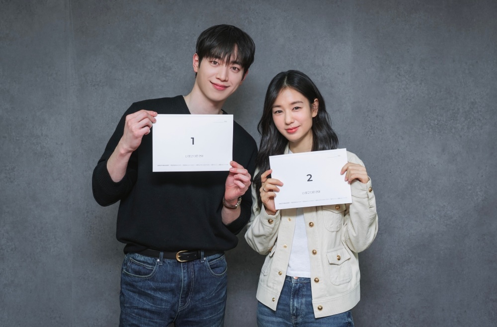 slist2015's tweet photo. 서강준·안은진, ‘너 말고 다른 연애’ 대본연습 공개…“첫 만남에 현실멜로 매력 보여줘”

#서강준 
#배우서강준 
#SEOKANGJUN 
#안은진 #배우안은진 #安恩眞 #AhnEunjin 
#너말고다른연애 
#너말고다른연애_서강준 
#너말고다른연애_안은진
⬇️관련기사⬇️
https://t.co/PL2cTXKpVS https://t.co/SXXgBnRJfG