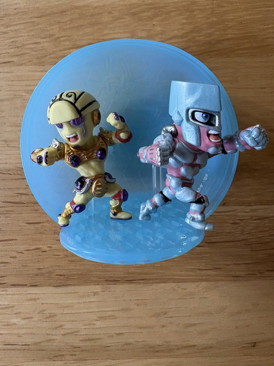 SAVAGE0087's tweet photo. UFOキャッチャーでサラコレとメタルキングの呼び鈴🛎️

福引所はドラクエ1の勇者でした。

ジョジョ球で4部、5部の主人公スタンド https://t.co/OrMuWzxtc2