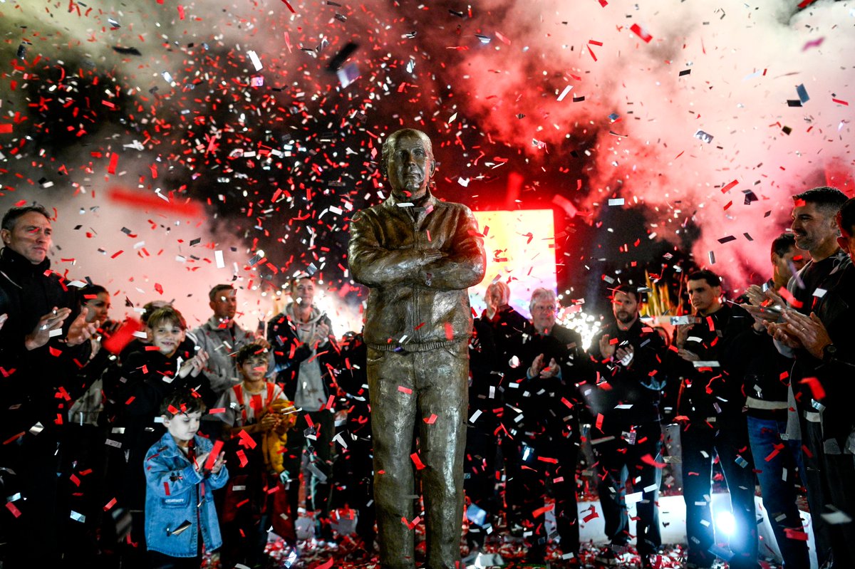 EdelpOficial's tweet photo. 𝐀𝐥𝐞𝐣𝐚𝐧𝐝𝐫𝐨 𝐞𝐭𝐞𝐫𝐧𝐨 ❤️🇦🇹. La figura de Sabella nos acompañará para siempre en el Paseo de Los Profesores, con el descubrimiento de su estatua en nuestro festejo aniversario. https://t.co/fdYMLUFBHC