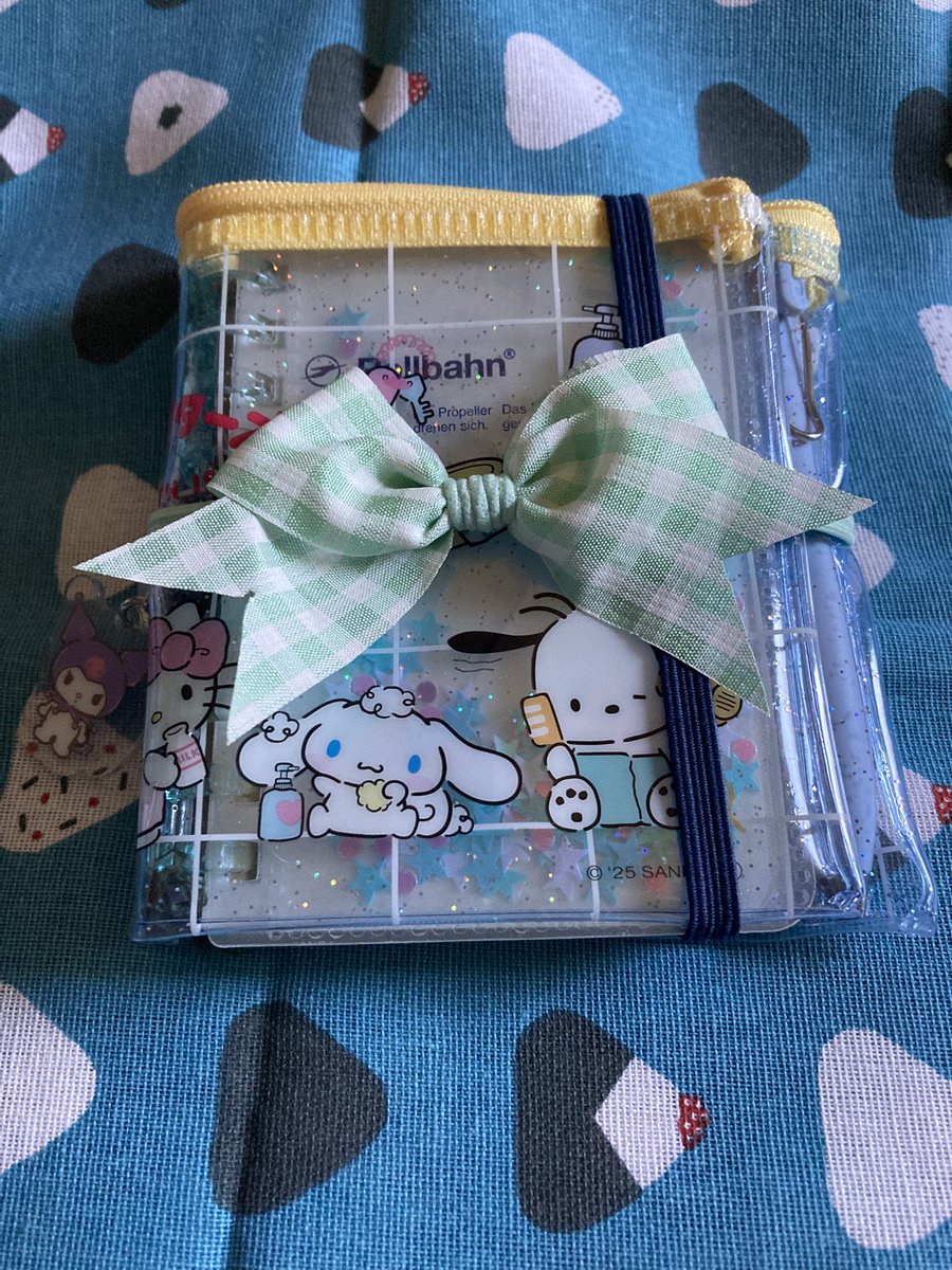 makinand's tweet photo. 暑さからなのか夜短時間しか寝られず、無駄に早起きしたので、材料そこそこ揃えてたクリアポーチのノートカバー作った
※もう少し改良予定

使ったのはロルミニ用で材料は以下の通り
・ペンケースサイズのクリアポーチ
・ゴム
・適当なチャーム
・モビロンバンド（樹脂製髪ゴム）
・リボン付きヘアゴム https://t.co/JinuUmnHd6