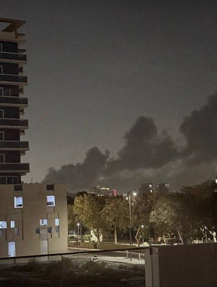 suoad_q's tweet photo. طيران مسير مجهول يدك ميناء جبل علي في دبي 
وتصاعد اعمدة الدخان https://t.co/14rnwu1yjK