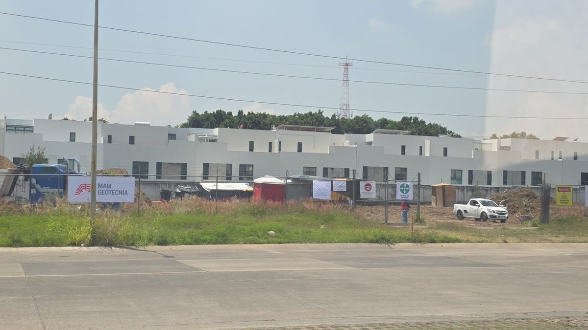 arcosdguadalupe's tweet photo. Se dejaron venir las licencias de construcción de Torres.
No tenemos Agua potable 
La luz se va cda 3 días 
Drenaje saturado en lluvia. 
No hay zona de recarga que permanezca ya que todo es "construible" según Zapopan e Imeplan.(Foto san Luis gonzaga y Tchaikovsky) @JSTapetillo https://t.co/oLnGLRJn10