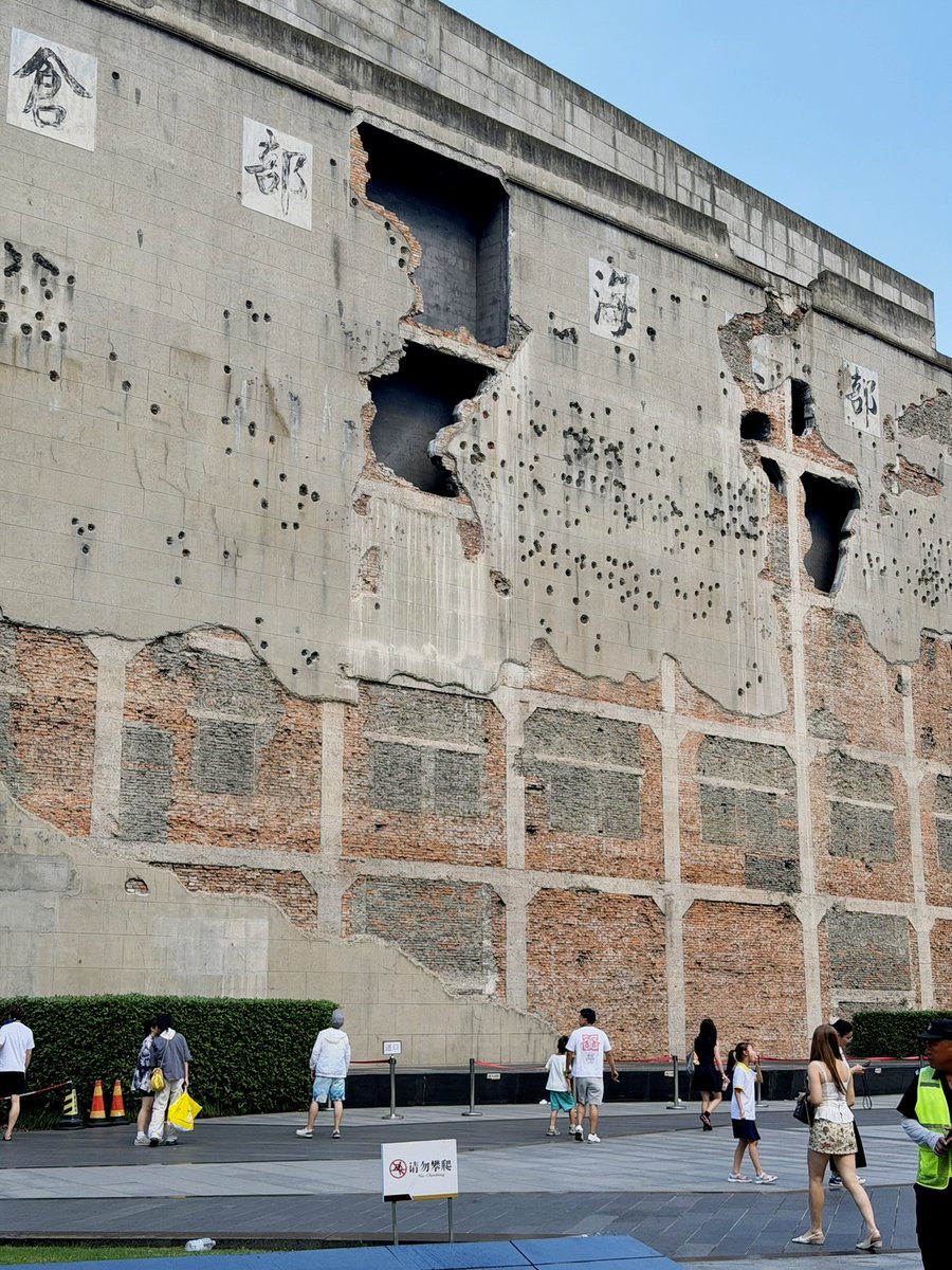 yosef6942's tweet photo. This preserved warehouse wall still shows the bullet holes and shell damage from the 1937 battle, kept as a memorial site.
📍 15:25 Shanghai, China https://t.co/43vqQttZFM