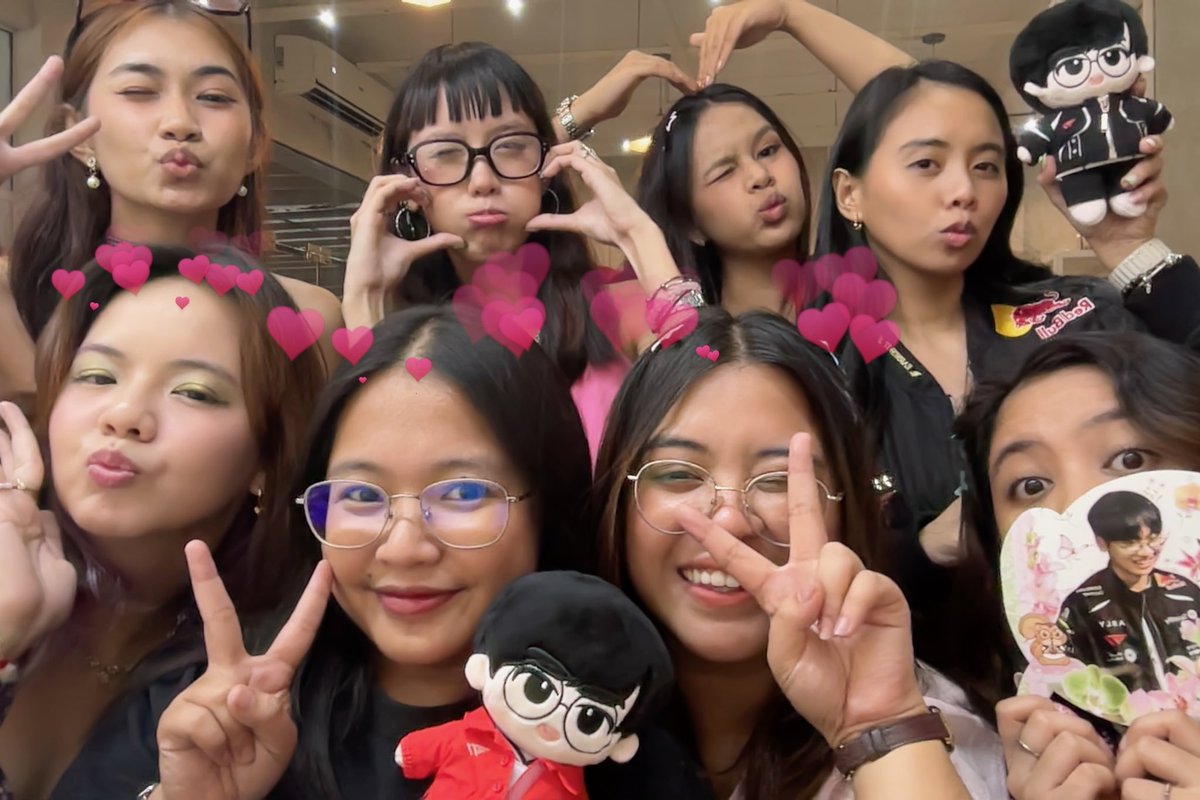 din0ran5's tweet photo. i finally found the time to post my sexy group photos with my sexy friends. feast your eyes on the prettiest women https://t.co/QBWnWxnIyn