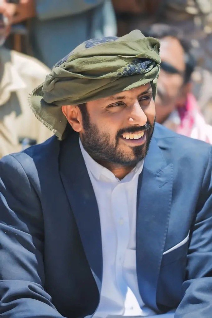 abadiy_9's tweet photo. موقف شجاع من قائد يستحق العز والمجد .
والنعم بالشيخ عمرو بن حبريش، رمز للشهامة والنخوة والشموخ الحضرمي.
الهيبة تتكلم والأفعال تشهد، كفو يا رئيس الحلف ودام عزك وعز رجال حضرموت.

#الشيخ_عمرو_بن_حبريش 
#رئيس_حلف_قبائل_حضرموت https://t.co/tToiw3oOim