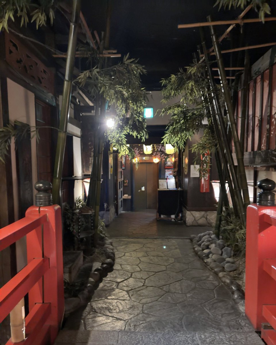 chicken_ta_'s tweet photo. 新宿東口での懇親会は武蔵野館さんビル6階の居酒屋さんを予約！
直前で人数が1人増えたのに対応頂いてとても有り難かった！
天井が高いので半個室でも隣部屋の話があまり聞こえず快適な時間を過ごせた！ https://t.co/Y3ydjv2cnR