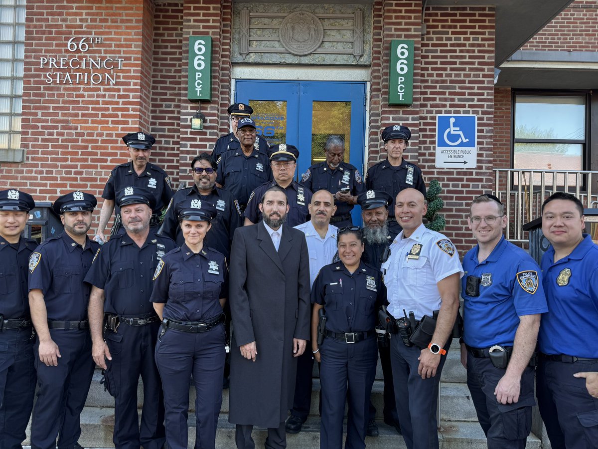 SEichenstein's tweet photo. Tonight is National Night Out, when we come together to celebrate and to honor the brave men and women of our local police precincts. They show up for us every single day and tonight we showed up for them! Proud to be standing here together with New York’s finest who are dedicated to keeping our communities safe.
#NationalNightOut #NYPD #NewYorksFinest