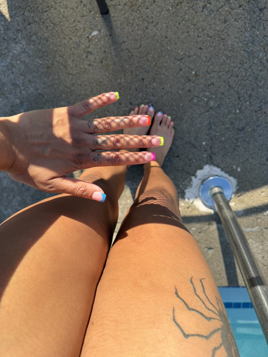 solaasinterlude's tweet photo. Get her nails done so she can send you pics like this😍🦶 https://t.co/jNFef4OU9v