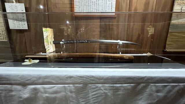 TheWillOfMarco's tweet photo. #ONEPIECE1190 

Imu's new weapon is called Honebami (骨喰)—literally meaning "Bone-Eater" or "Bone-Devourer." The name comes from 骨 (hone) meaning "bone" and 喰 (bami) meaning "to eat," "devour," "bite," or "consume." 

This is a homage to the legendary Japanese blade Honebami Tōshirō (骨喰藤四郎). It was forged by the master Japanese swordsmith Awataguchi Tōshirō Yoshimitsu (粟田口藤四郎吉光) during the Kamakura Period.  "Honebami Tōshirō" essentially means "Honebami, forged by Tōshirō."

According to legend, Honebami was so extraordinarily sharp that merely pointing it at someone could shatter their bones, even before making contact—a mythical tale meant to emphasize its terrifying cutting power.

Interestingly, the original Honebami was first forged as a naginata (polearm) before later being shortened into a wakizashi (short sword), while retaining its legendary name throughout history.