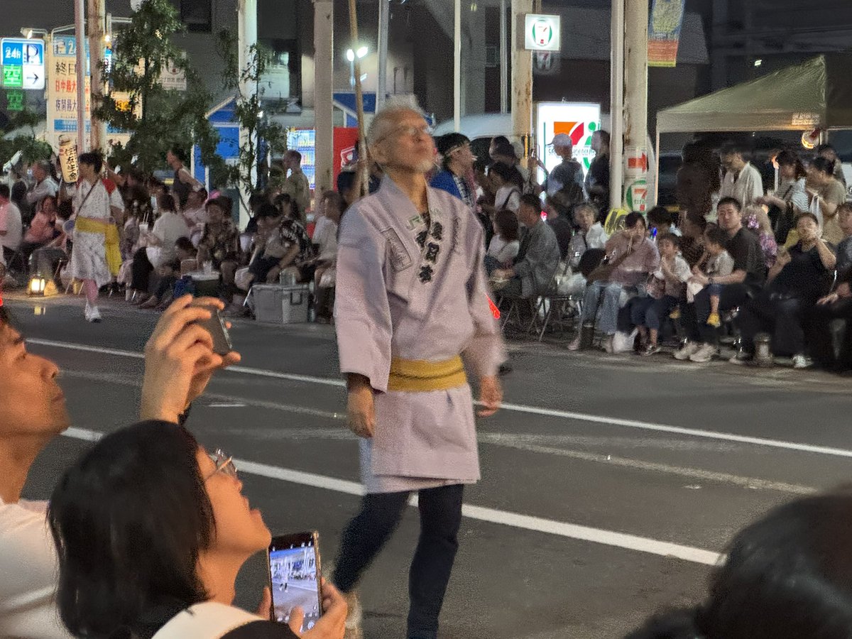 fgctKlAsVe1CXrx's tweet photo. JRねぶた実行プロジェクト
出陣ねぶた『北海の雄（ほっかいのゆう）』ねぶた師第7代ねぶた名人・竹浪 比呂央氏
新町通りで自信作「北海の雄」の熊の完成度を確認しながら歩いていました（たぶん）

#JRねぶた実行プロジェクト #青森ねぶた祭り #北海の雄 #ヒグマ #竹浪比呂央 #ねぶた名人 #青森ねぶた https://t.co/2kbjZKfXwG