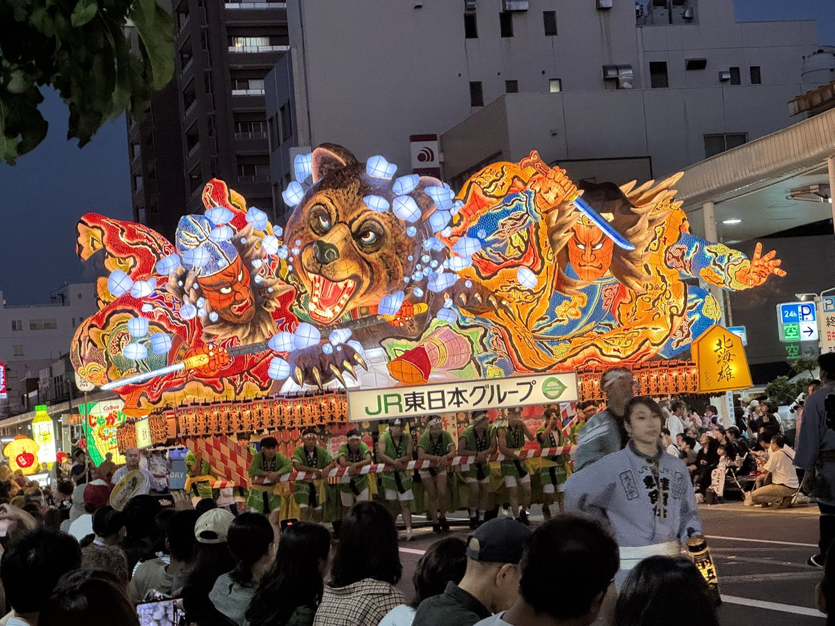 fgctKlAsVe1CXrx's tweet photo. JRねぶた実行プロジェクト
出陣ねぶた『北海の雄（ほっかいのゆう）』ねぶた師第7代ねぶた名人・竹浪 比呂央氏
新町通りで自信作「北海の雄」の熊の完成度を確認しながら歩いていました（たぶん）

#JRねぶた実行プロジェクト #青森ねぶた祭り #北海の雄 #ヒグマ #竹浪比呂央 #ねぶた名人 #青森ねぶた https://t.co/2kbjZKfXwG