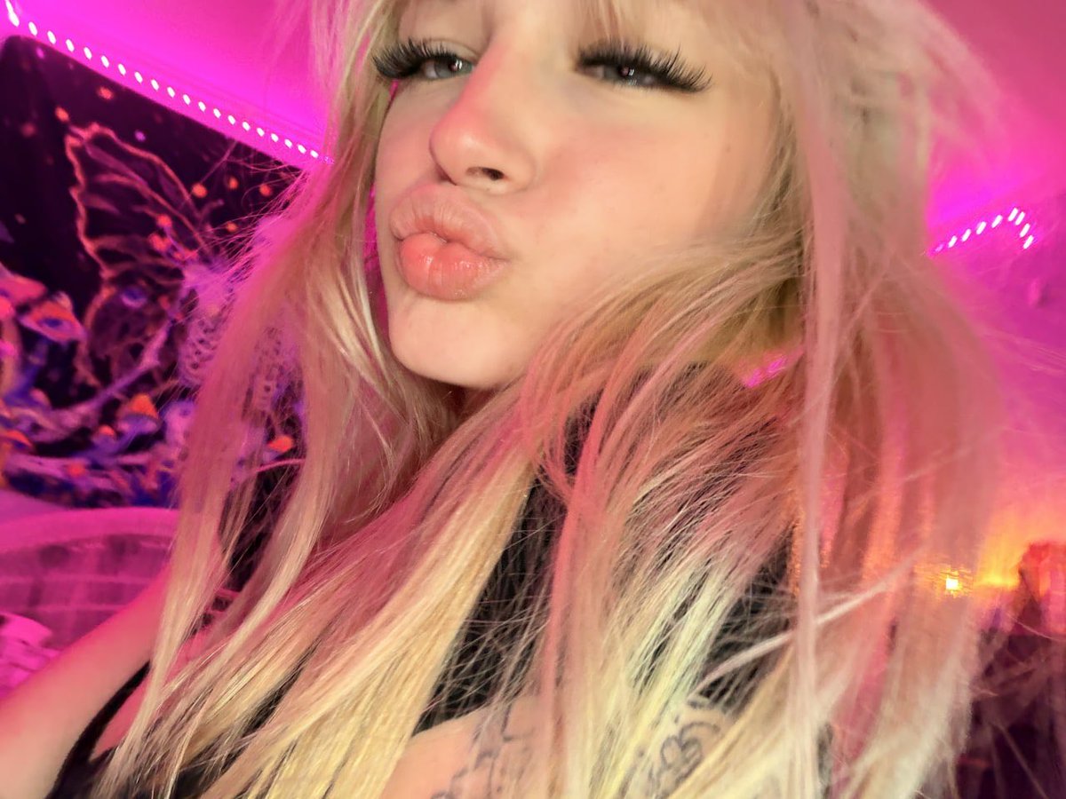 layzadee's tweet photo. If you smiled, you owe me a message. ✨ https://t.co/iYNtDKoAWy