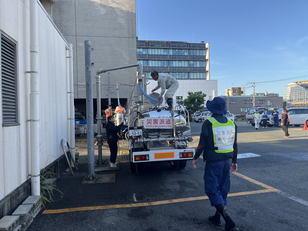 hiroshima_wsa's tweet photo. 🚰【支援活動　7/31～8/2】
#広島県水道広域連合企業団 は、引き続き、熊本県宇城市松橋東防災拠点センターにおいて給水活動を実施しました。💧
また、８月２日には第２陣の出発式を行い、追加で職員及び給水車等を派遣しました。安全第一で支援に取り組みます。🤝
 #熊本地震 #給水支援 #広島県 https://t.co/9iJyACEIqA
