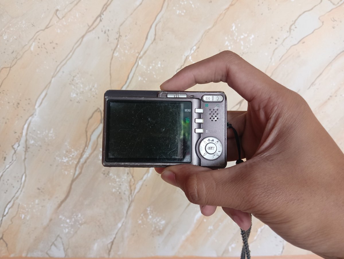 aslanceki's tweet photo. wts kamera digicam Sanyo VPC T700
Keadaan:
Body pemakaian wajar
Lensa, tombol, flash, zoom aman lancar jaya
Minus ada baut kecil yang hilang tapi aman dan ada bercak di lcd (gak ngaruh ke hasil)

Kelengkapan:
Unit kamera
Memory Card 
Baterai (2 pcs)

#wts #zonauang hasil 👇🏻 https://t.co/bqX9YobS8t