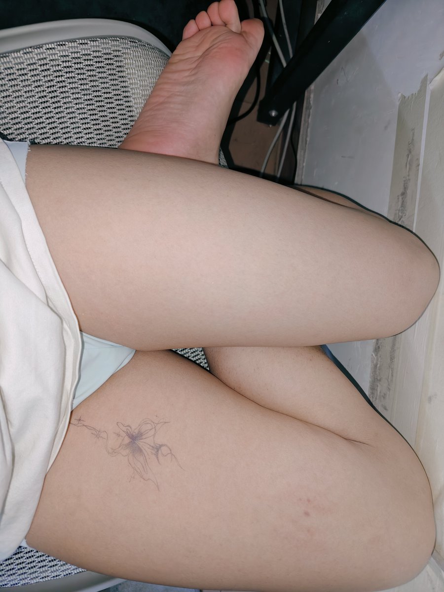 7mmbys's tweet photo. 早ﾉ☀
#男娘 #腿 #足 #胖次 https://t.co/8v4HSJ1fLG