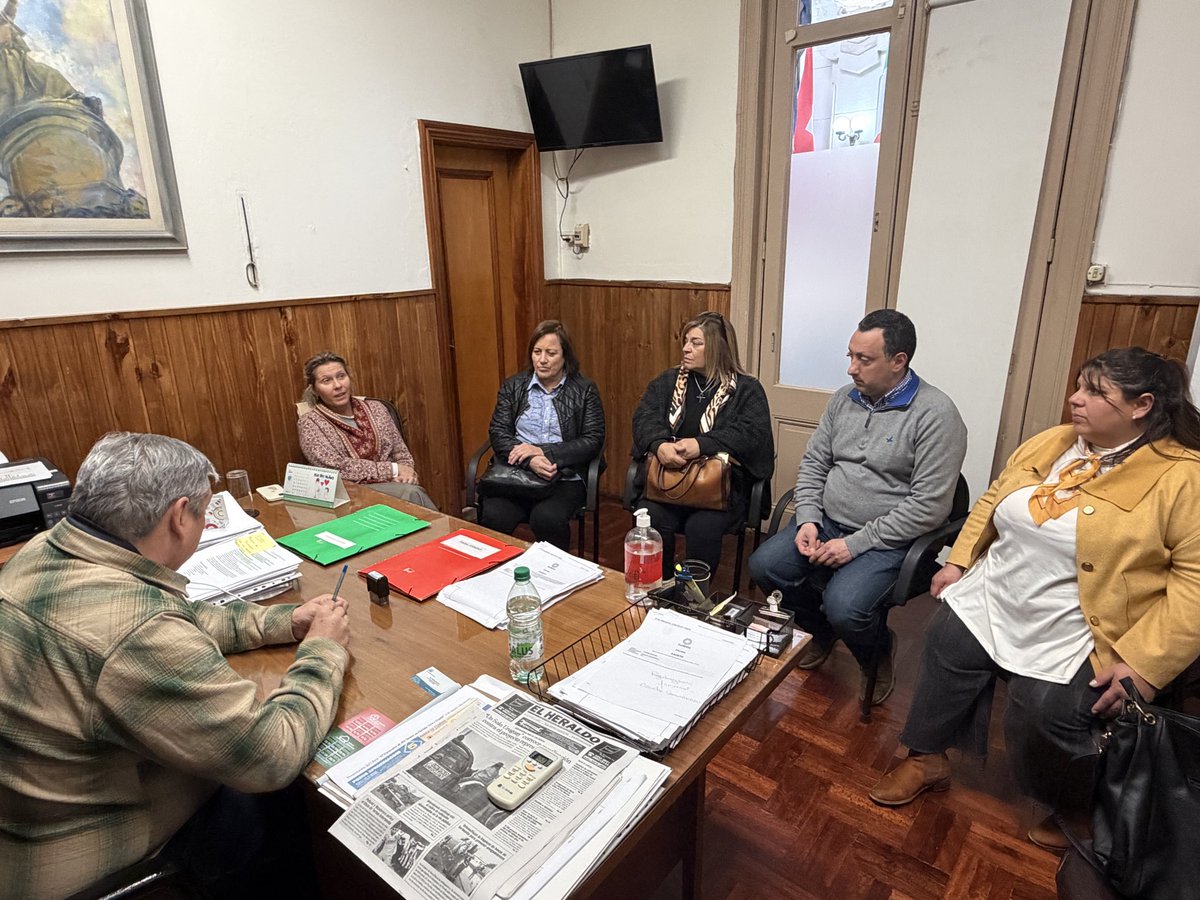PajaroEnciso's tweet photo. Nos reunimos con Desarrollo Social para unificar protocolos de acción ante las lluvias intensas previstas por el fenómeno de El Niño. 
Son un brazo ejecutor de gran importancia ante eventos climáticos, por lo que esta coordinación resulta clave para una respuesta efectiva. @DSocialFlorida @GermanLapasta