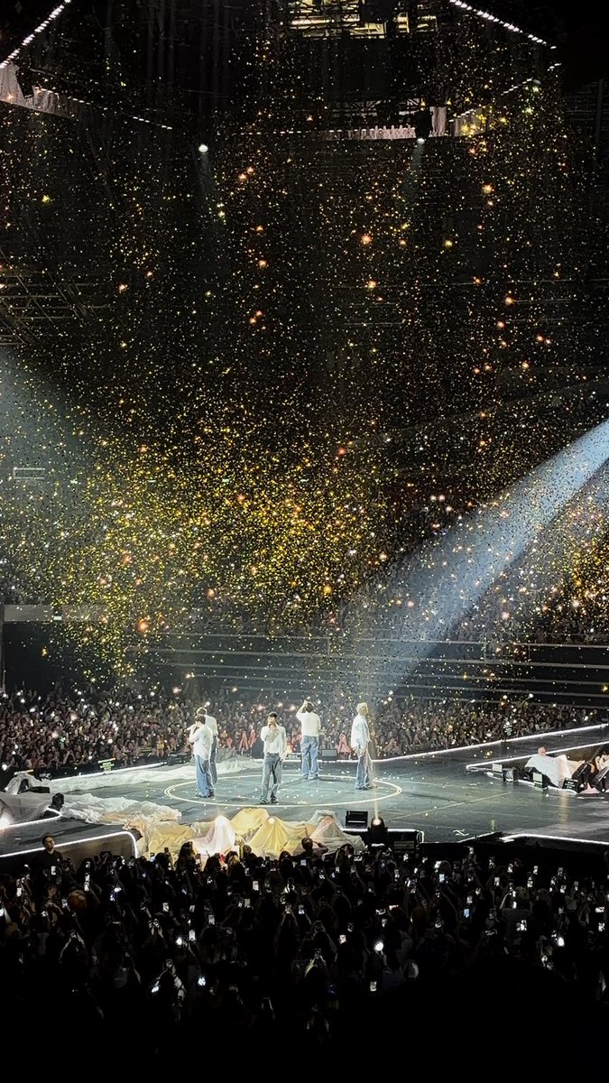 withari4ever's tweet photo. happy exol day!!! ft. a clip of MAMA
#exolday https://t.co/WHV2xEvXRr