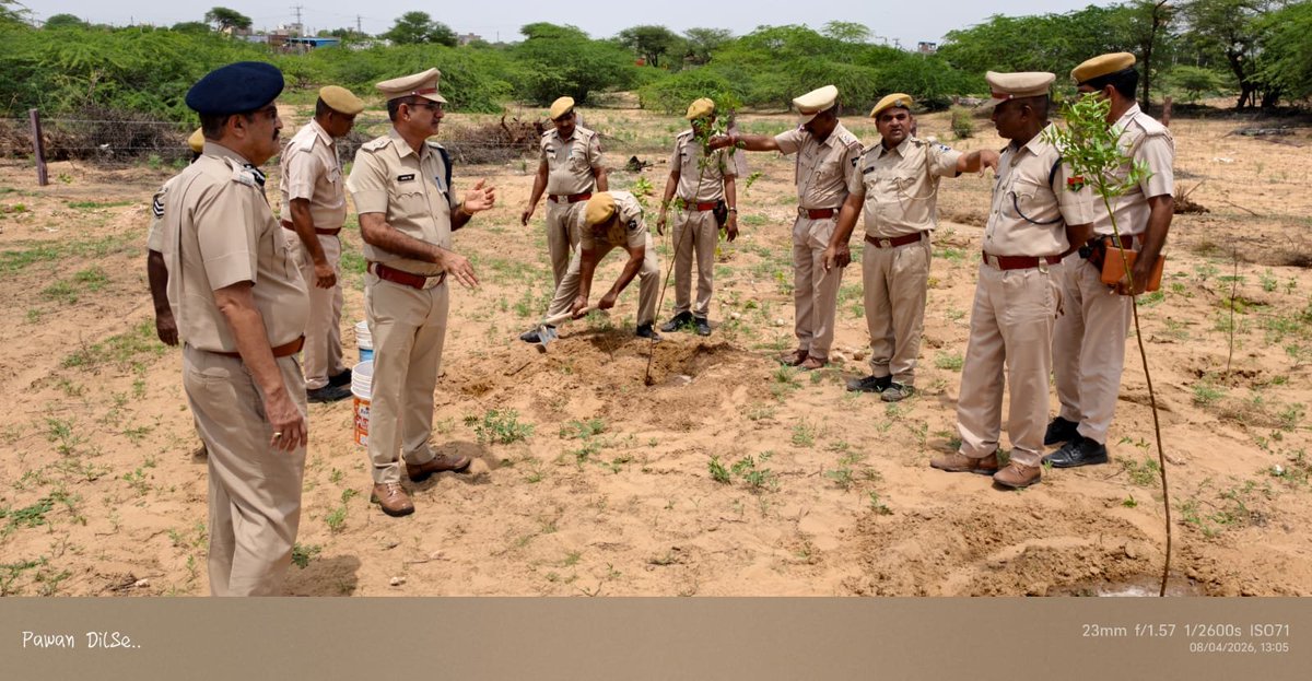 AnilPaliwalips's tweet photo. जिला फलोदी के गृह रक्षा केंद्र में जिला पुलिस अधीक्षक फलोदी श्री सतनाम सिंह के साथ मिलकर वृक्षारोपण किया। https://t.co/h4ErAUZ3QL