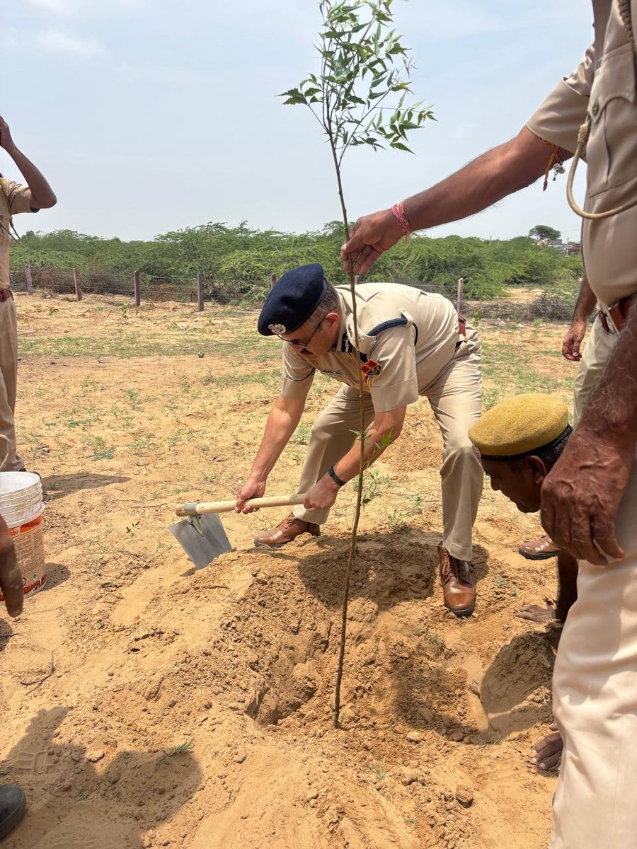 AnilPaliwalips's tweet photo. जिला फलोदी के गृह रक्षा केंद्र में जिला पुलिस अधीक्षक फलोदी श्री सतनाम सिंह के साथ मिलकर वृक्षारोपण किया। https://t.co/h4ErAUZ3QL