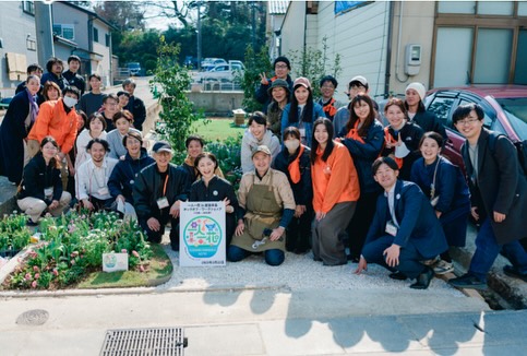 1991junya0330's tweet photo. 💐一人一花in能登半島
3泊４日で、輪島市門前町・珠洲市飯田町・穴水町甲・穴水町下唐川で花壇を作ってきました。
延べ約500人くらいの地域のみなさんとスタッフのみなさんと楽しく活動できました✨
映画「ひとにぎりの塩」の石井かほり監督も駆け付けてくれました。ありがとうございました😊… https://t.co/nY1rjzUHZN