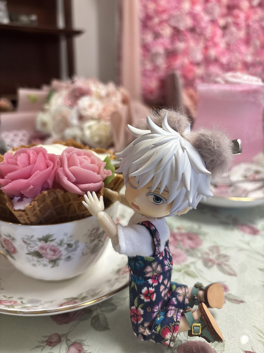 895oprin's tweet photo. つまみ食いがすぎるうちの子🫣💞
甘いのに目がなさすぎて！
ふわごちゃん1番にがっついて転がっててかわいすぎた🤦‍♀️

さとぷは撮影長いし🍦溶けてんじゃんってご立腹w
このカフェ可愛いし美味しいし店員さんも親切でまた🌹の時期にいきたい🥰

#ふわご日記　#うちの子可愛い https://t.co/dSBcnlyFnh
