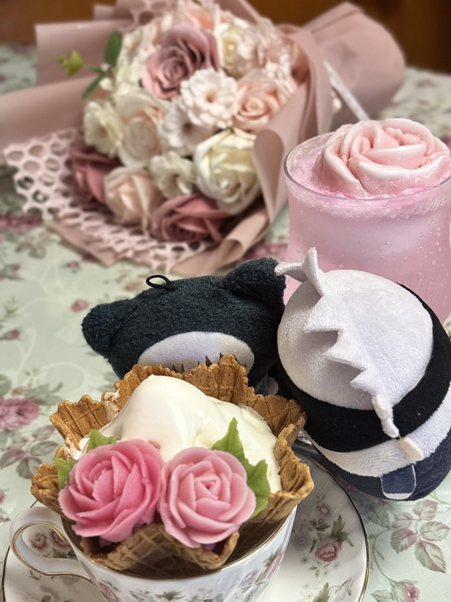 895oprin's tweet photo. つまみ食いがすぎるうちの子🫣💞
甘いのに目がなさすぎて！
ふわごちゃん1番にがっついて転がっててかわいすぎた🤦‍♀️

さとぷは撮影長いし🍦溶けてんじゃんってご立腹w
このカフェ可愛いし美味しいし店員さんも親切でまた🌹の時期にいきたい🥰

#ふわご日記　#うちの子可愛い https://t.co/dSBcnlyFnh