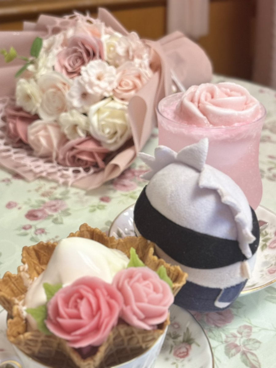 895oprin's tweet photo. つまみ食いがすぎるうちの子🫣💞
甘いのに目がなさすぎて！
ふわごちゃん1番にがっついて転がっててかわいすぎた🤦‍♀️

さとぷは撮影長いし🍦溶けてんじゃんってご立腹w
このカフェ可愛いし美味しいし店員さんも親切でまた🌹の時期にいきたい🥰

#ふわご日記　#うちの子可愛い https://t.co/dSBcnlyFnh