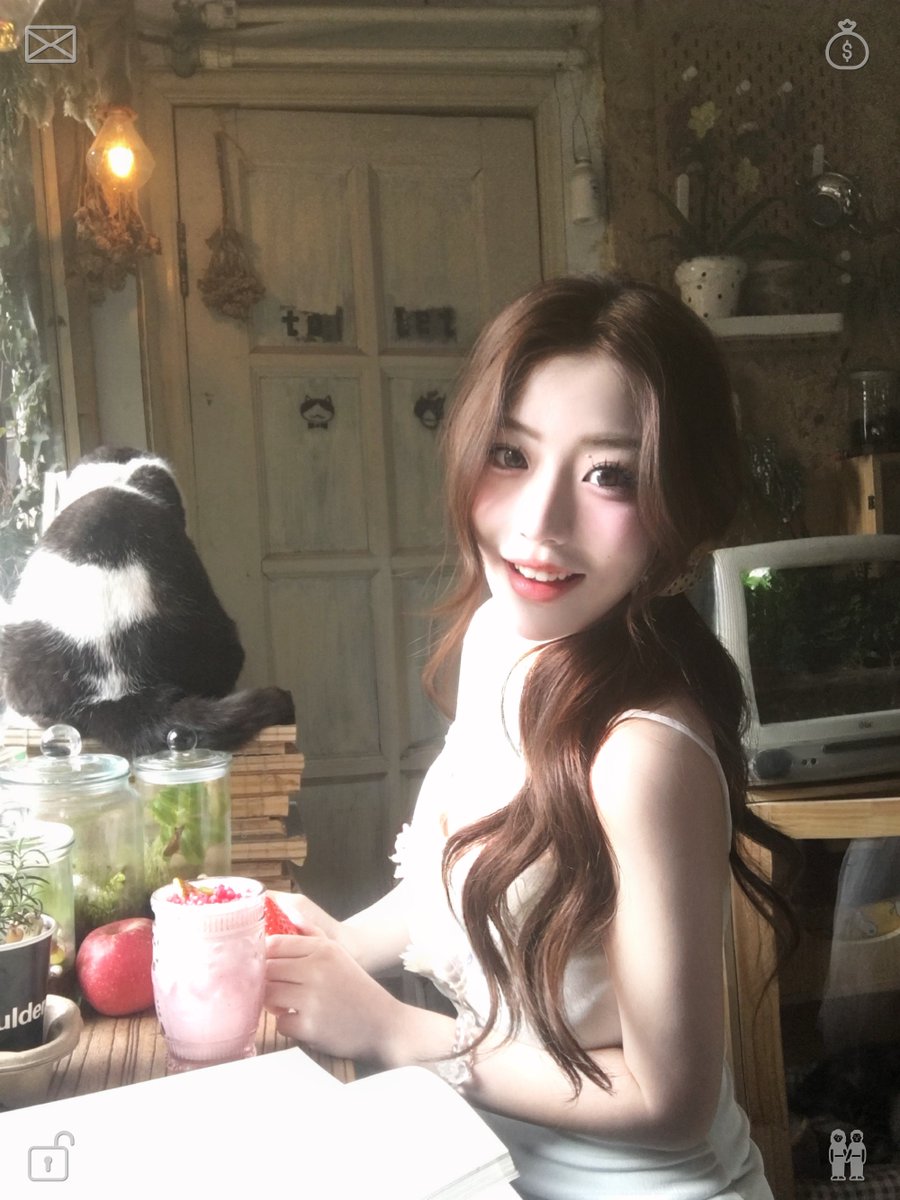karaserht's tweet photo. The summer sky, vast and resplendent, adorns the night with breathtaking beauty. Countless twinkling stars weave a dreamy, magnificent, and romantic celestial scene. 😭 A refreshing fruit salad of bananas and grapes. https://t.co/cbGNgFhh6X