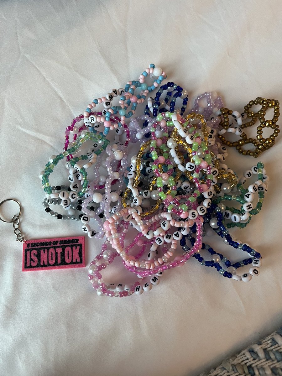 jk_corebts's tweet photo. If anyone is going to be at 5SOS Toronto tomorrow come find me!! I have keychains and bracelets ☺️ #5sos #5sostoronto https://t.co/yO4IHZZkCC