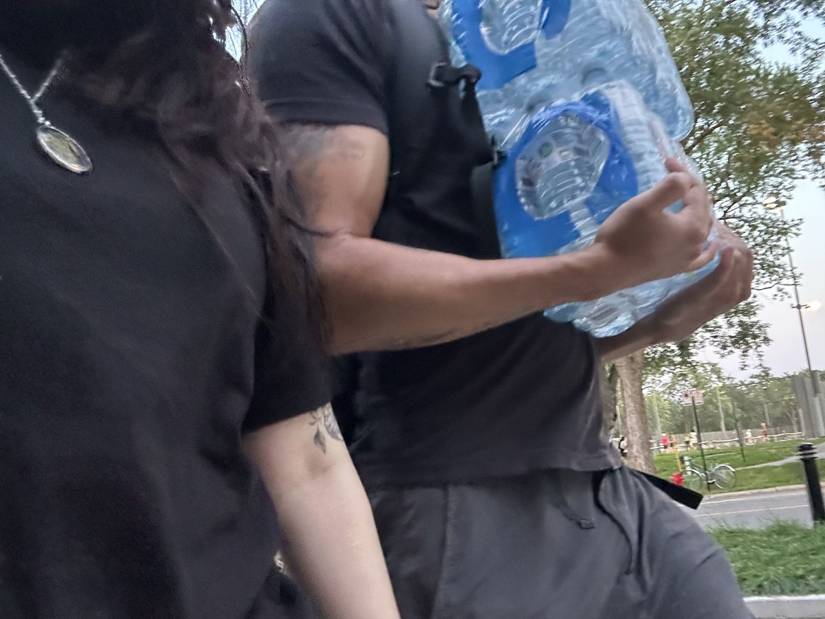 ppletomyeye's tweet photo. Why isn’t he holding my hand lol :/ https://t.co/blrecOwdrr