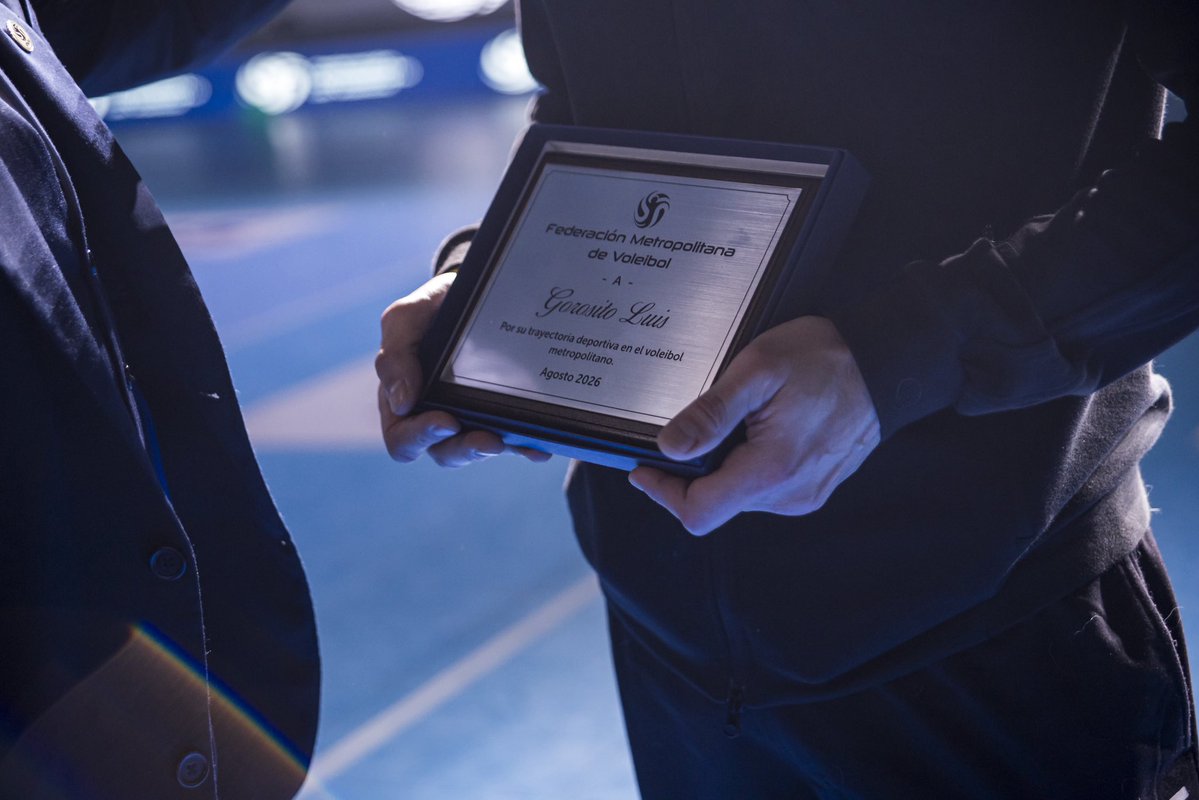 metrovoley's tweet photo. 👏 ¡𝐑𝐄𝐂𝐎𝐍𝐎𝐂𝐈𝐌𝐈𝐄𝐍𝐓𝐎 𝐀 𝐋𝐔𝐈𝐒 𝐆𝐎𝐑𝐎𝐒𝐈𝐓𝐎!

🔝 La FMV le entregó una placa conmemorativa al jugador de vasta trayectoria en el vóleibol metropolitano.

🎉 ¡Felicitaciones, Zurdo! https://t.co/13NAAGeobq