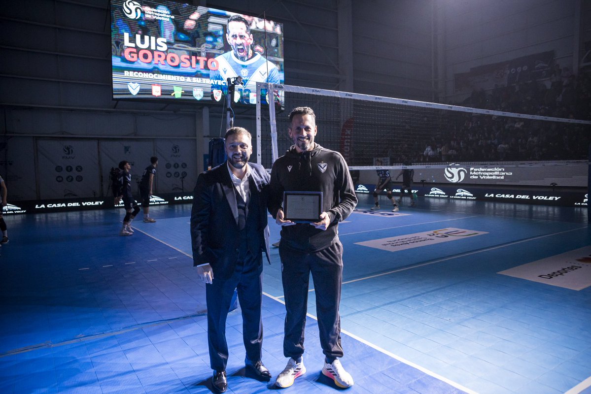 metrovoley's tweet photo. 👏 ¡𝐑𝐄𝐂𝐎𝐍𝐎𝐂𝐈𝐌𝐈𝐄𝐍𝐓𝐎 𝐀 𝐋𝐔𝐈𝐒 𝐆𝐎𝐑𝐎𝐒𝐈𝐓𝐎!

🔝 La FMV le entregó una placa conmemorativa al jugador de vasta trayectoria en el vóleibol metropolitano.

🎉 ¡Felicitaciones, Zurdo! https://t.co/13NAAGeobq