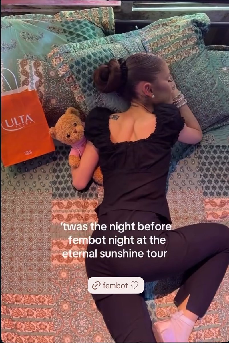 myhairgreedy's tweet photo. nós pessoas que dormimos igual a ariana grande https://t.co/JxKUpjWWEn