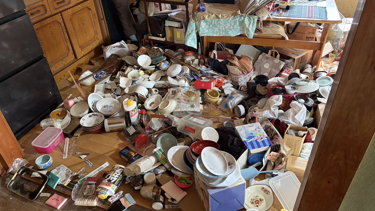 AMANE0255's tweet photo. 棚どかしたら地獄絵図だった
昔の家って食器多いよなぁ https://t.co/LhLhdbW9Ja