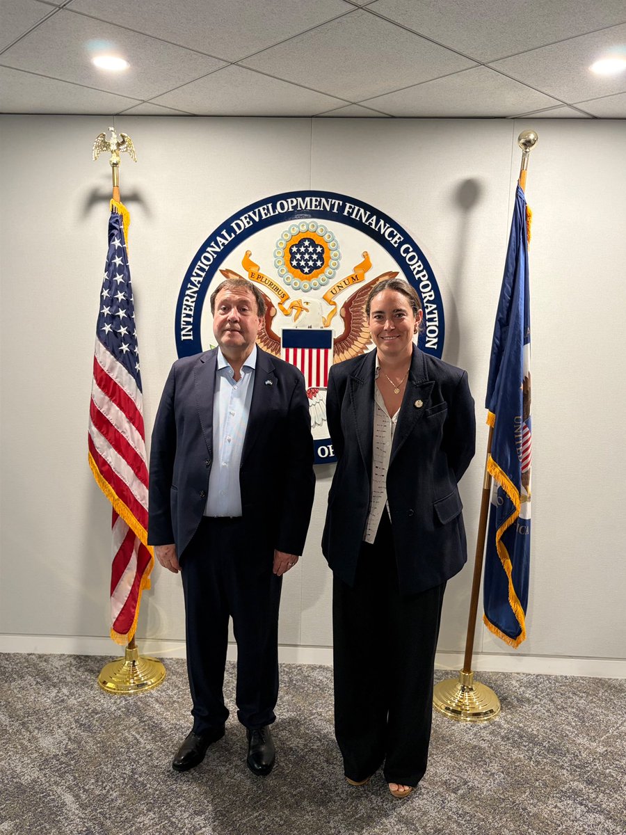 Weretilneck's tweet photo. RÍO NEGRO PRESENTÓ SUS PROYECTOS ESTRATÉGICOS ANTE LA AGENCIA DE DESARROLLO DE LOS ESTADOS UNIDOS

Continuamos nuestra agenda de trabajo en Washington D.C., Estados Unidos, con una reunión junto a Caroline Vik, Chief Policy Officer de la U.S. International Development Finance Corporation (@DFCgov), una de las principales autoridades del organismo que impulsa inversiones estratégicas en infraestructura, energía, logística y desarrollo. 

Presentamos la visión de futuro de Río Negro y los proyectos que estamos impulsando para fortalecer la infraestructura, potenciar la producción, desarrollar nuestra matriz energética y generar más oportunidades para las y los rionegrinos.

Cada reunión reafirma que Río Negro tiene el potencial, los proyectos y el rumbo para seguir creciendo de la mano de la inversión, el trabajo y el desarrollo.

Tenemos rumbo. Y ese rumbo es seguir gestionando el futuro de Río Negro.