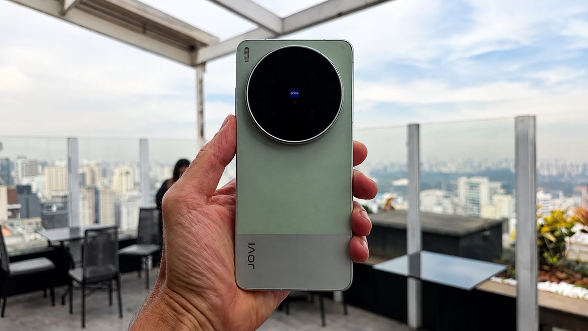 DemiOther_Tech's tweet photo. JOVI X300 Ultra e X300 FE são lançados no Brasil com câmeras Zeiss e bateria grande 

Vendas começam no dia 14 de agosto, porém, já podem ser adquiridos em mercados brasileiros.

Confira os preços: 

JOVI X300 FE - 12GB+256 GB - R$ 7.999 / JOVI X300 Ultra - 16GB+512GB - R$ 19.999 https://t.co/ijCxQRhtne