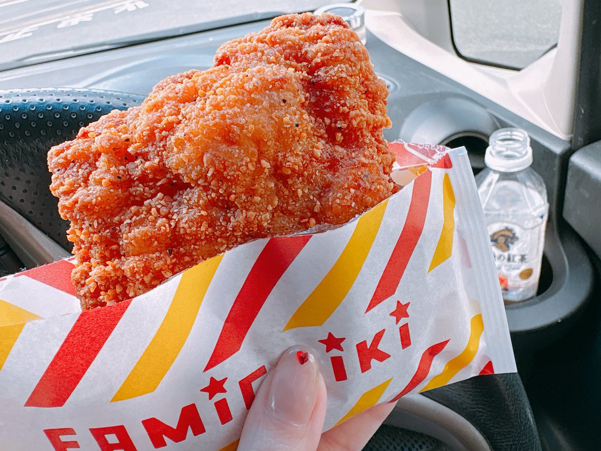 FOY4Aig's tweet photo. しごおわ〜
今ファミチキがでかいと聞いて久々に買ってみた、確かにでかい
今日は花火大会！ https://t.co/GTnKupR1Tu