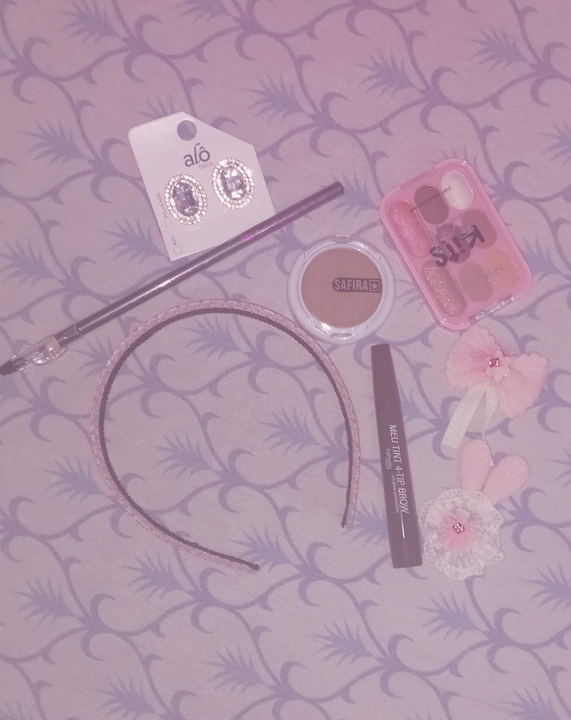 sweetielari's tweet photo. comprei algumas maquiagens e acessórios rosinhas!!
(ᵔ◡ᵔ) https://t.co/gQLk9Xn2bs