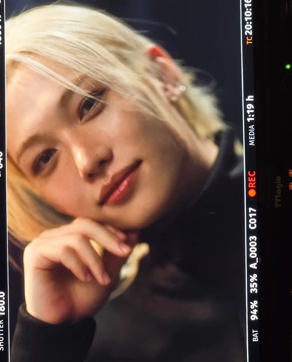 lixiecatwalk's tweet photo. 📸: @hynjinhwa 

além de pintor, ele também é fotógrafo, aham, aham!! 😌 https://t.co/hats2zhWzT