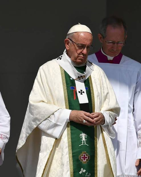 NotBrainwashed7's tweet photo. @CatholicCassie Can somebody explain to me why the Pope has a stick figure on his uniform that is depicted in a giant pictogram in South America?

What is the significance?

Go to the video in the first comment and fast forward to 10 minutes in for location of the Giant pictogram in S America https://t.co/OlVOXmkgwe