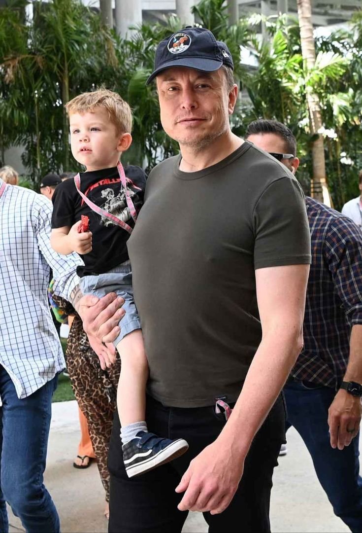 TeslaNewYorks's tweet photo. What do you admire most about Elon Musk in this photo? 👀

A. Visionary 🚀
B. Family Man 👨‍👦
C. Business Leader 💼
D. All of the Above ❤️ https://t.co/GYK6faTcaY