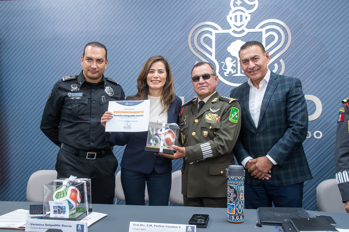PabloLemusN's tweet photo. Jalisco fue visto y reconocido gracias a su coordinación entre todos los niveles de gobierno durante el Mundial 2026. La ciudadanía hizo su parte y desde luego es importante darle crédito al despliegue de casi 20 mil mujeres y hombres que cuidaron la máxima fiesta del futbol, para que todas y todos pudiéramos vivirla en paz.

Hicimos entrega al personal civil y militar que integró la Mesa de Seguridad durante la tercera vez que nuestra ciudad recibe la justa deportiva. Demostramos así una vez más, Al Estilo Jalisco, que estamos a la altura de eventos de nivel mundialista.