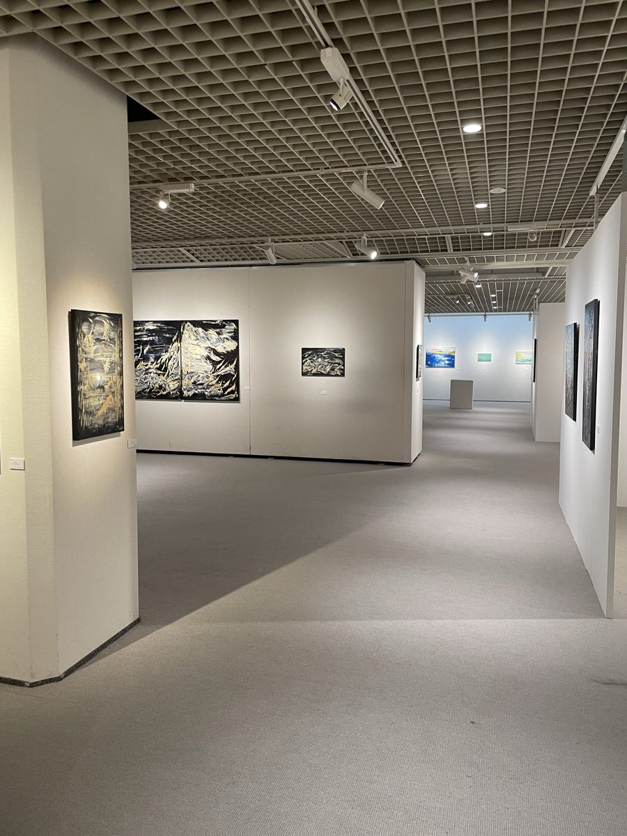 TsujiHitonari's tweet photo. 宣伝で、すいません！🙏
ついに三越日本橋本店特選画廊で、個展が始まりました。11日まで。辻仁成展「鏡花水月」開催してます。 https://t.co/R9sPngO9rd