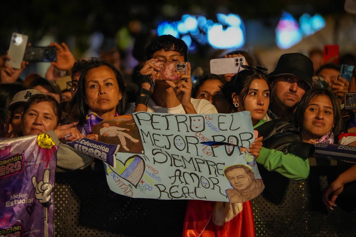 DanielRMed's tweet photo. Ante una multitud juvenil en Soacha no damos el último acto de gobierno sino el primer acto público de una lucha de resistencia para defender el legado del presidente @petrogustavo y a la educación superior como derecho. 
La juventud comprometida con el país abraza a su presidente. El mejor presidente, el hombre de la vida y del verdadero amor por la patria. 

Volveremos …