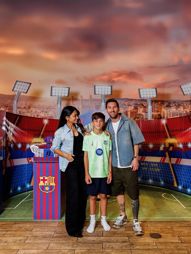 masBOLAA's tweet photo. Akan ada nama Messi lagi di Barcelona. 🙂‍↔️

Tapi bukan Lionel Messi, melainkan Anaknya yang akan bergabung. Semua tanda menunjukkan bahwa Thiago Messi akan bergabung dengan tim Barcelona Sub-14 mulai November untuk memulai pelatihannya di La Masia.

Putra Sulung Messi ini akan memiliki kesempatan untuk menempuh jalan yang sama yang mengubah ayahnya menjadi salah satu legenda terbesar dalam sejarah sepak bola. 

Sekarang giliran dia untuk menulis sejarahnya sendiri, dengan beban nama belakang yang telah menandai sebuah era. Tentunya kita tidak boleh berekspektasi lebih mengingat gilanya karir sang Ayah yang dinobatkan sebagi Greatest of All Time.

Jika Thiago mampu tembus tim utama, maka kita bisa melihat Thiago Messi bermain dengan Lamine Yamal di Barcelona senior. 👏