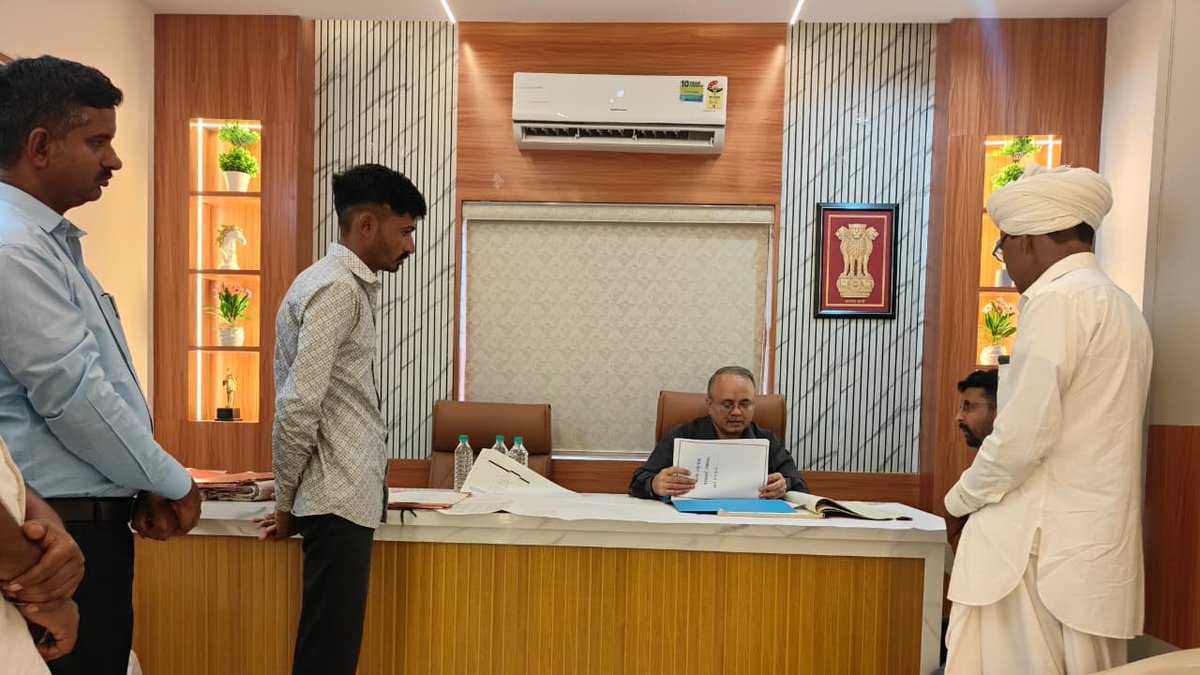CollectorVT's tweet photo. ધરણીધર તાલુકાના મોજે.સણવાલ તથા મીઠાવીચારણ ગામોની મુલાકાત લઈ તલાટી કમ મંત્રીશ્રીના સામાન્ય દફતરની તપાસણી કરવામાં આવી.સરકારી યોજનાઓની પ્રગતિની સમીક્ષા કરી ગ્રામજનોને તમામ સેવાઓ સમયસર અને પારદર્શક રીતે મળે તે માટે જરૂરી સૂચનાઓ આપવામાં આવી.@CMOGuj @revenuegujarat @JayantiRavi https://t.co/3jEAovQZLk