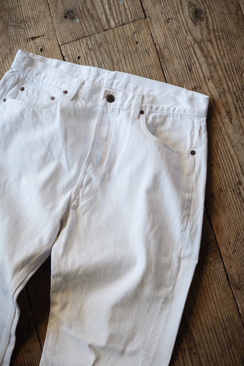 38CLOTHING's tweet photo. 夏らしく爽やかさを演出できる
"Levi's 501 White Denim Pt USA"

細身の白パンだと少しハードルが高いですが、
501の様なレギュラーフィットは
案外すんなり穿いて頂ける印象。

Tシャツは勿論、
ハワイアンなど柄シャツとの合わせも◎

peace
keisuke https://t.co/MyDdL8gzNS