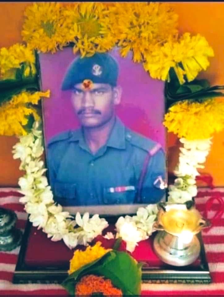 priority_n's tweet photo. Remembering an #UnsungHero of #IndianArmy 

SEPOY SURENDRA NAVGIRE
3 MAHAR 
On his Birth Anniversary today.

Hailing from Yevla, #Nashik he was immortalized at Kashmir in June 1994. He would’ve been 57 today.
But He chose to be forever 24 for  our safety and Nation’s Pride.
#KnowYourHeroes